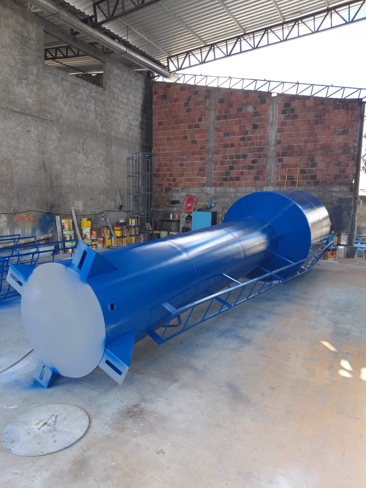 Tanque metálico azul finalizado na fábrica da TCL, pronto para expedição