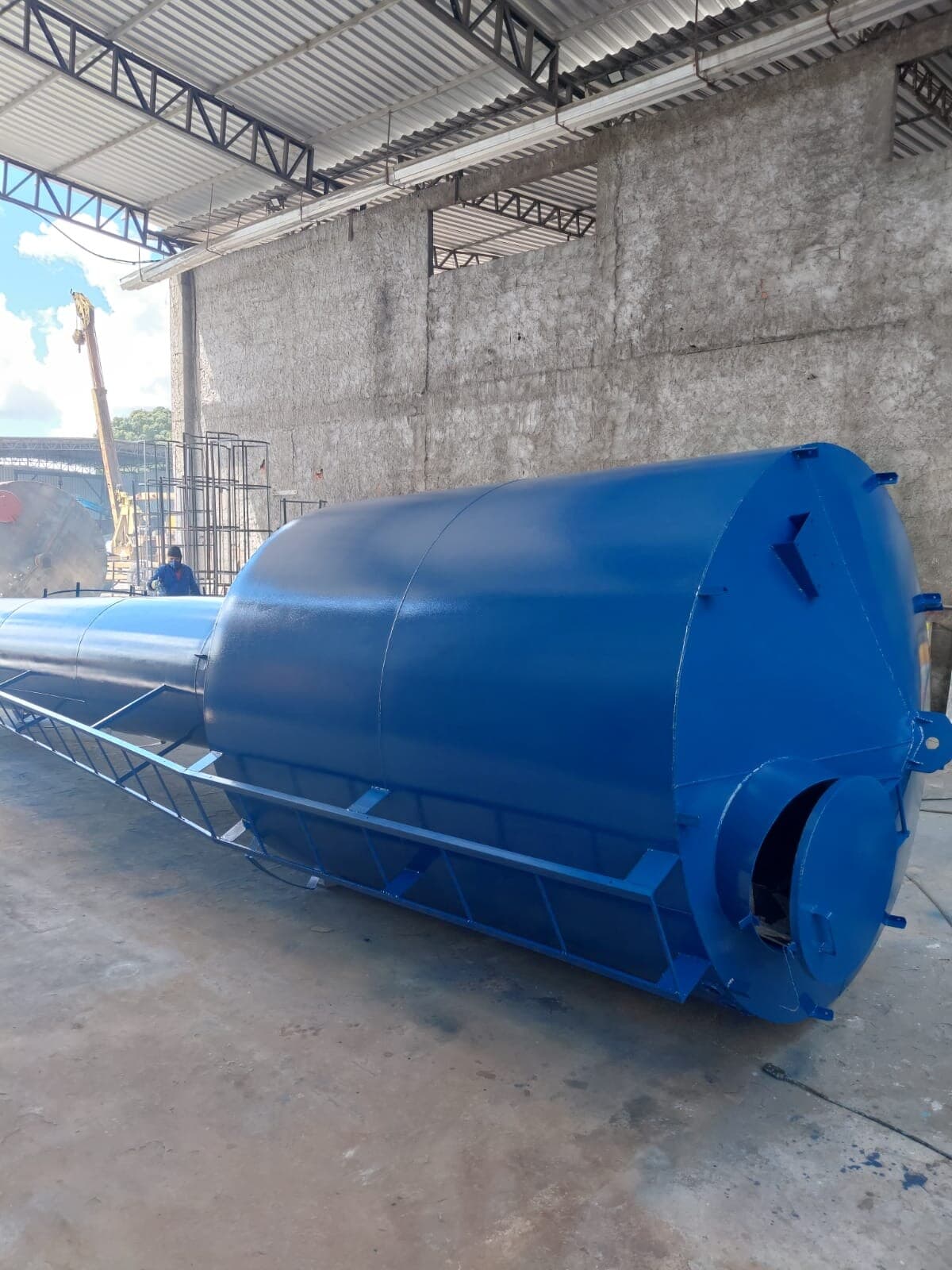 Tanque metálico azul de grande porte em fabricação no galpão da TCL